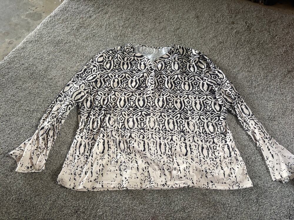 Womens 4x abstract black and white shirt